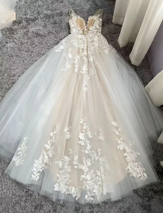 Romantic Flowing A Line Tulle Lace Wedding Dress With V Neck Beach Bridal Gown